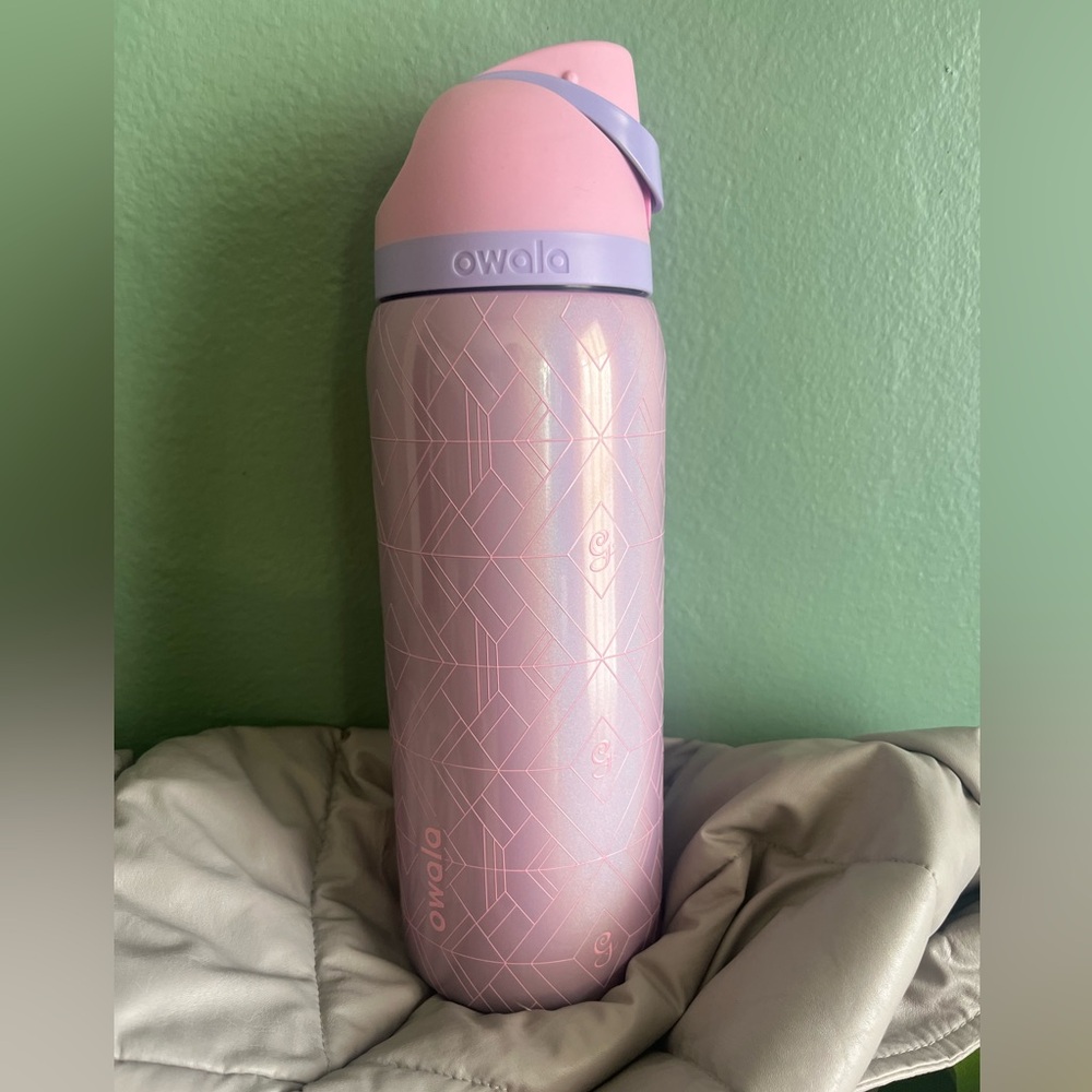 Limited edition glides wicked owala bottle! Ariana grande